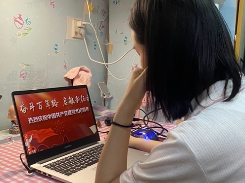 女人看着电脑描述已自动生成