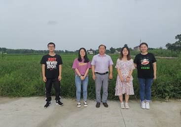 说明: 小分队与汤书记在合作社承包田前合影 潘姝嘉摄