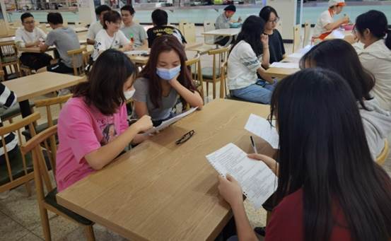 一群人围在桌子边中度可信度描述已自动生成