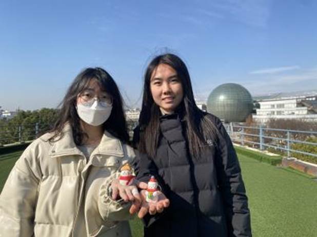 朱雨枫同学和杨悦桐同学展示钥匙扣